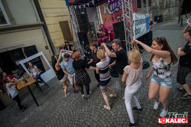 Na KMŠ odru Bilbi in Gregor Stermecki, pod njim pa swing na ulici.