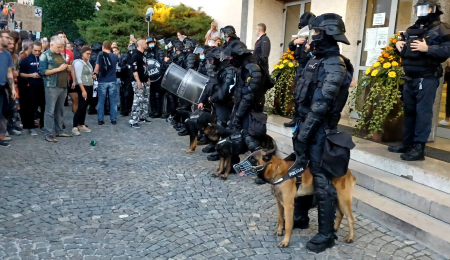 Protestniki v Trbovljah pred tribuno Vlade RS. Vir: Facebook, Aleš Leko Gulič