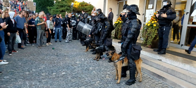 Protestniki v Trbovljah pred tribuno Vlade RS. Vir: Facebook, Aleš Leko Gulič